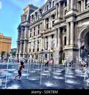 Kind spielt im Brunnen vor dem Rathaus, Dilworth Park, Philadelphia, Pennsylvania Stockfoto