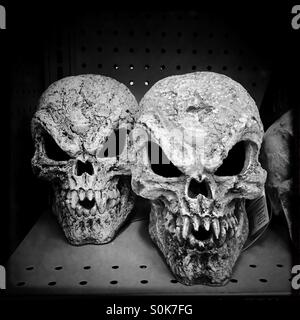 Gruselige Schädel im Regal für Halloween Stockfoto