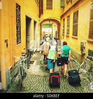 Senior Tourist Check-Abfahrt vom Hotel in Italien. Stockfoto