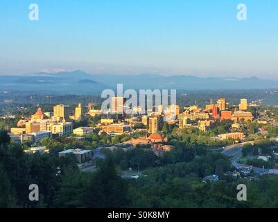 Sunrise beleuchtet Stadt Asheville, North Carolina, eingebettet in den Blue Ridge Mountains. Stockfoto