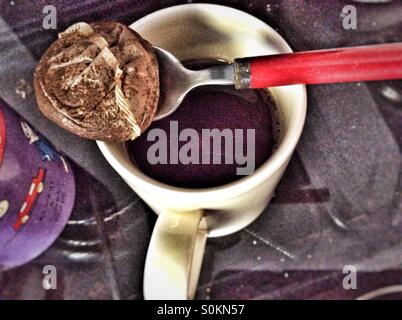 Eine Tasse Tee zu machen. Stockfoto