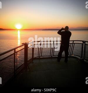 Sonnenuntergang am Puget Sound, Vashon Island Ferry, Seattle, Washington zu fotografieren Stockfoto