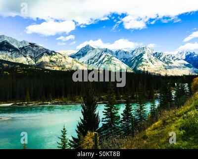 Türkisfarbene Wasser des Bow River laufen unter der dramatischen Bergkette der kanadischen Rockies. Im Herbst 2015. Stockfoto