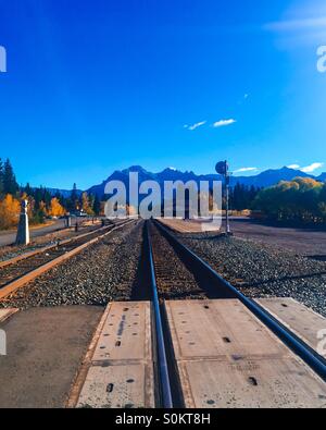 Banff-Bahnhof mit den Rocky Mountains im Hintergrund. Ende September 2015. Stockfoto