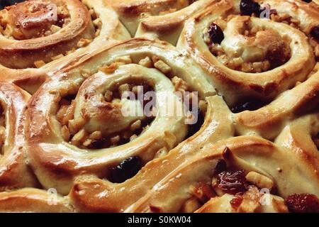 Frisch zubereitete hausgemachte Zimtschnecken Stockfoto