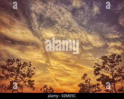 Dramatische Wolken bei Sonnenaufgang Manchester UK Stockfoto