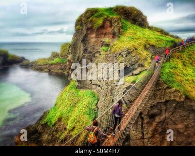 Menschen, überqueren die Carrick-a-Rede Rope bridge, Ballintoy, Nordirland Stockfoto