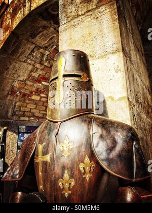 Mittelalterliche Soldat Rüstung im Burgviertel in Budapest, Ungarn Stockfoto
