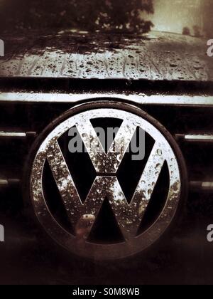 VW-Logo auf der Vorderseite des Wagens mit Regen nass Stockfoto