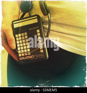 Frau mit Walkman Radio Kassette persönliche Musik-Player verwendet in den Tagen vor iPods mp 3 Player Stockfoto