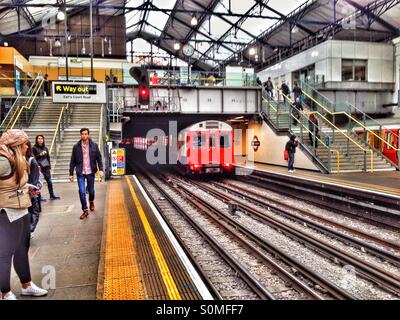 Es fährt ein Londoner U-Bahn Zug Earls Court. Stockfoto