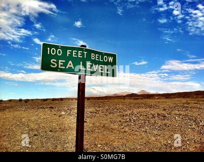 Unter Meeresspiegel Zeichen in Death Valley Nationalpark, Kalifornien Stockfoto