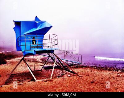 Ein Rettungsschwimmer-Turm auf Leo Carillo Strand in Südkalifornien Stockfoto