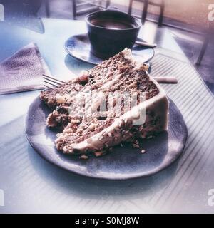 Karotte-Kuchen und Kaffee. Stockfoto