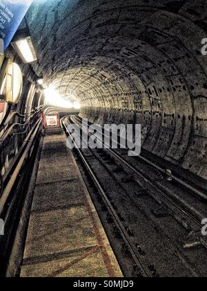 Abschnitt des Tunnels unter der Themse an der Cutty Sark DLR Station Stockfoto