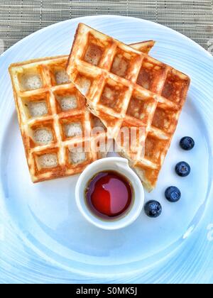 Frühstück mit Waffeln, Ahornsirup & Blaubeeren Stockfoto