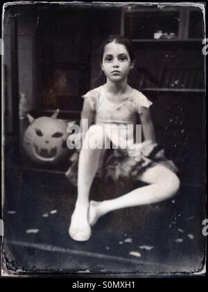 Mädchen gekleidet in einen Zombie-Ballerina-Kostüm zu Halloween. Stockfoto
