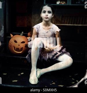 Junges Mädchen gekleidet wie ein Zombie-Ballerina an Halloween Stockfoto