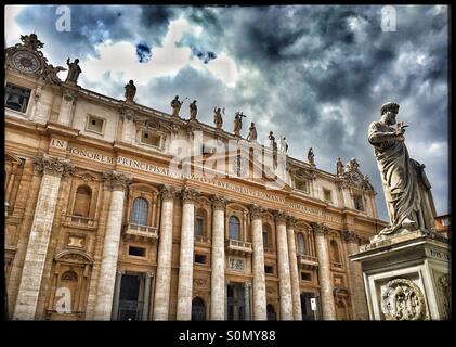 Maderno die vordere Fassade von der päpstlichen Basilika des Heiligen Petrus (Basilica di San Petro) in dem Petersplatz, Vatikan-Stadt (Rom, Italien).  St.-Petri Statue auf der rechten Seite. Bildnachweis - © COLIN HOSKINS. Stockfoto