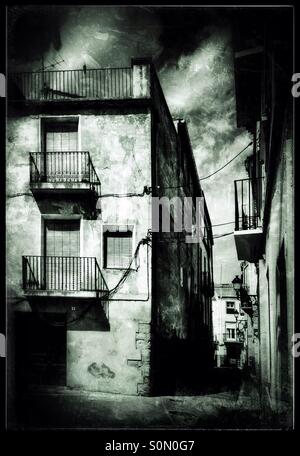 Traditionelle Straßenszene mit weiß getünchten Gebäuden, Gandesa, Spanien. Stockfoto