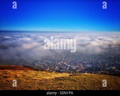 Great Malvern auf einem nebligen Herbsttag von Hügeln gesehen. 1. November 2015 Stockfoto