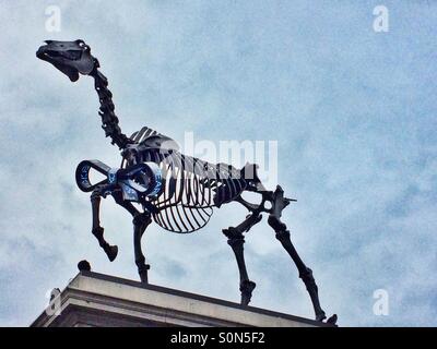 Pferd Skulptur von Hans Haacke am Trafalger Square auf der Fourth Plinth. Unter dem Titel geschenkten Gaul hat es eine elektronische Band zeigt der FTSE 100-Liveticker für die London Stock Exchange. Stockfoto