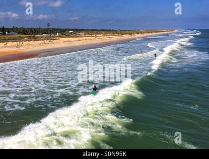 Luftaufnahme von St. Augustine Beach bei Surfern, Florida Stockfoto