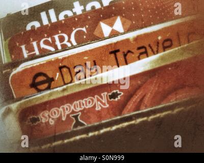 Eine Brieftasche voller Karten. Stockfoto