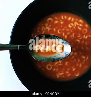 Frieden-Alphabet-Suppe in eine Schüssel geben. Frieden in den Löffel mit Nudel Buchstaben die korrekte Schreibweise. Stockfoto