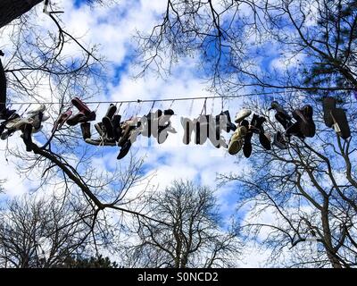 Schuh-Zeichenfolge. Symbol für Gewalt gegen Frauen. Jedes Paar stellt eine Frau von ihrem Partner in Kanada getötet. Stockfoto