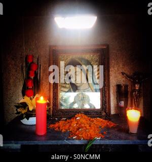 Ein Portrait unserer lieben Frau von Guadalupe während der Tag der Toten feiern in San Gregorio Atlapulco, Xochimilco, Mexiko-Stadt, Mexiko Stockfoto