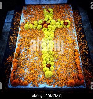 Eine Ringelblume, die Blumen Kreuz schmückt ein Grab während der Tag der Toten feiern in San Gregorio Atlapulco, Xochimilco, Mexiko-Stadt, Mexiko Stockfoto