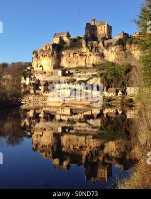 Beynac Schloss spiegelt sich in der Dordogne in Frankreich. Stockfoto