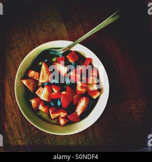 Schüssel mit Frühstück Porridge mit Erdbeeren und Heidelbeeren Stockfoto