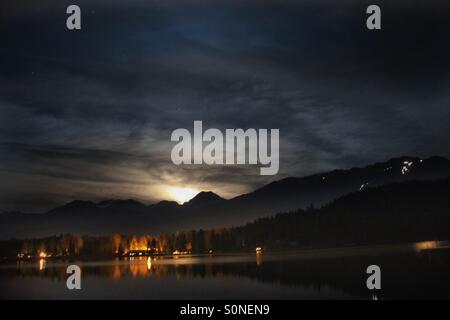 Whistler, BC, Kanada - Rainbow Park - Alta-See in der Nacht. Stockfoto