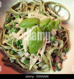 Essenszeit! Hausgemachte Pasta Carbonara ist serviert! Stockfoto