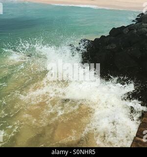 Wellen gegen Felsen Santa Maria Beach Sal Kapverden Stockfoto