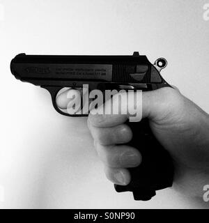 Walther PPK Pistole Finger am Abzug Stockfoto