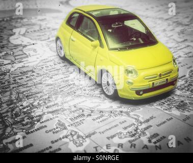 Farbe Fatzke ein FIAT 500 auf einer Karte von Italien. Stockfoto