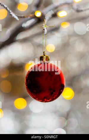 Rote Christbaumkugel Bokeh im Hintergrund hängen Stockfoto