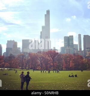 Farbenprächtiges Herbstlaub im Central Park New York City während der Herbstsaison mit Bäumen und Wanderwegen. Stockfoto