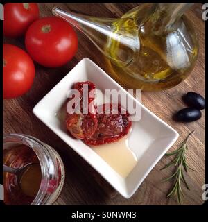 Spanische Sonne getrockneten Tomaten in Olivenöl eingelegt. Stockfoto