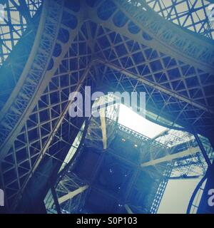 Eiffel-Turm von unten nach oben betrachtet Stockfoto