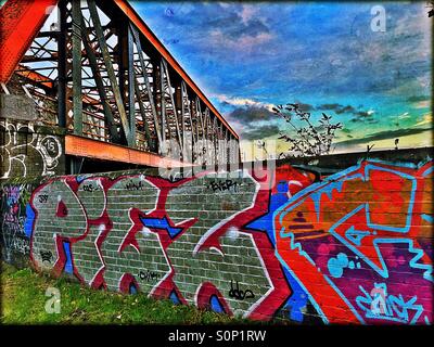 Graffiti in der Nähe von Brücke entlang der Grand Union Canal, Ladbroke Grove, West London, England, Vereinigtes Königreich, Europa Stockfoto