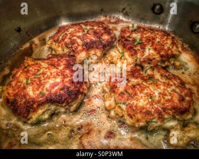 Maryland Stil Krabbenkuchen in einer Pfanne Stockfoto