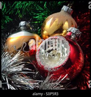 Vintage Weihnachtsbaumkugeln mit Lametta. Stockfoto