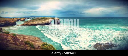 Panoramablick auf den Strand der Kathedralen in Ribadeo, Galizien - Spanien Stockfoto