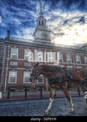 Pferdekutsche vor Independence Hall, Philadelphia Stockfoto