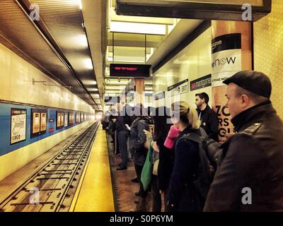 San Francisco Metro-Passagiere warten auf das nächste ausgehende MUNI trainieren Stockfoto