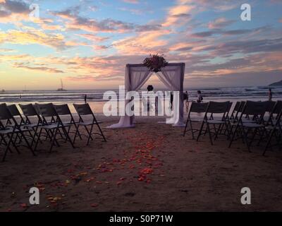 Hochzeitsfotograf Braut und Bräutigam am Strand zu fotografieren. Stockfoto